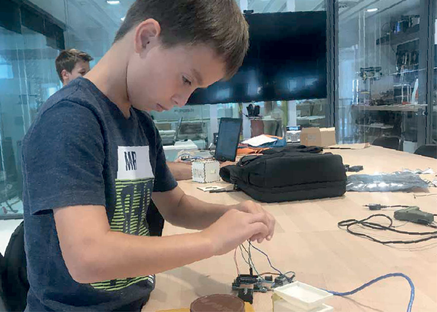 Un niño que hace un circuito electrónico.